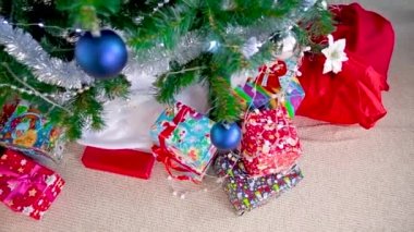 Noel tatili. Noel ağacı olan güzel dekore edilmiş bir ev. Noel ağacının altındaki hediyeler. Tam HD.