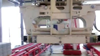 Fabrikadaki kaldırım taşları için otomatikleştirilmiş üretim hattı. Tam HD