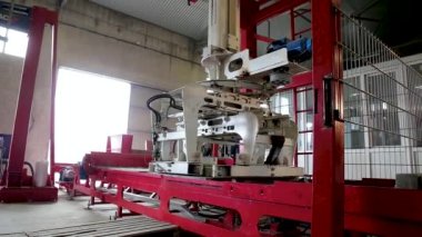 Fabrikadaki kaldırım taşları için otomatikleştirilmiş üretim hattı. Tam HD