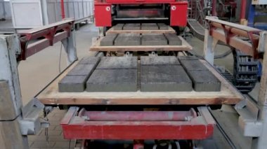 Fabrikadaki kaldırım taşları için otomatikleştirilmiş üretim hattı. Tam HD