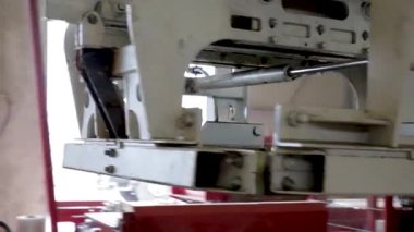 Fabrikadaki kaldırım taşları için otomatikleştirilmiş üretim hattı. Tam HD