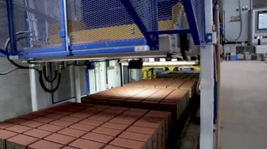 Fabrikadaki kaldırım taşları için otomatikleştirilmiş üretim hattı. Tam HD
