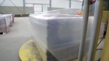 Fabrikadaki kaldırım taşları için otomatikleştirilmiş üretim hattı. Tam HD