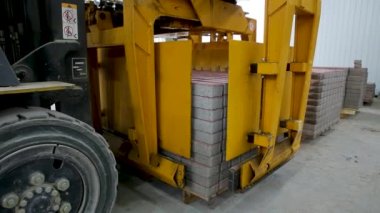 Fabrikadaki kaldırım taşları için otomatikleştirilmiş üretim hattı. Tam HD