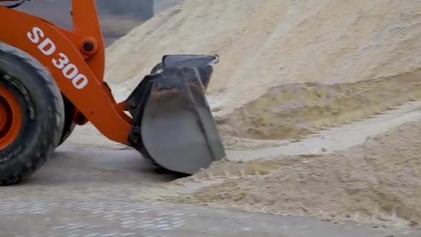 Traktör Ezilmiş Taş Kumu Yüklüyor Fabrikadaki Kaldırım Taşları Için Otomatikleştirilmiş — Stok video