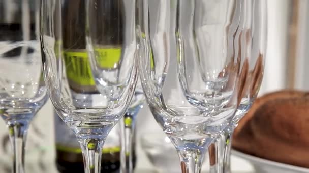 Champagne Hälls Ett Glas Massor Glas Med Champagne Festbordet Bröllop — Stockvideo