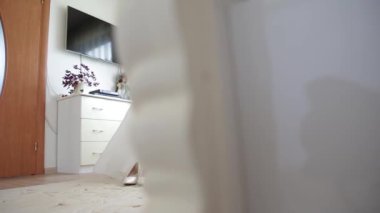 Gelinlik otel odasındaki bir mankene asılı. .. Tam HD.