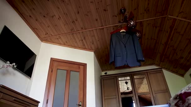 门西服挂在一栋两层房子的木制楼梯上的衣架上 全高清 — 图库视频影像