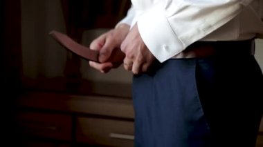 Genç adam pantolon kemerinde düzeltir. Full Hd