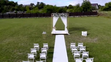 Düğün hazırlıkları. Restoranın dışında düğün töreni. Gelin ve misafirler için sandalyeler ve beyaz geçitler. 4 bin. Drone ateş ediyor. Havadan.