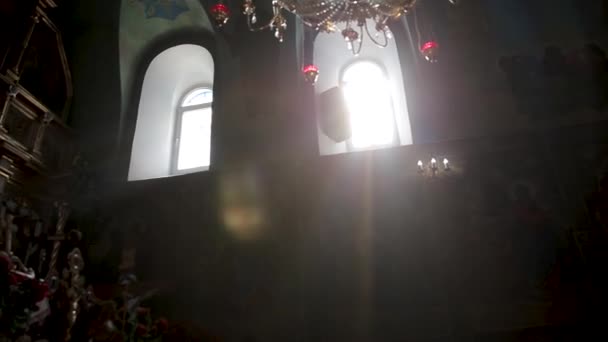 阳光穿过教堂的窗户教堂里的蜡烛冒出的烟到处都是 窗边的阳光也散发出光芒 全高清 — 图库视频影像