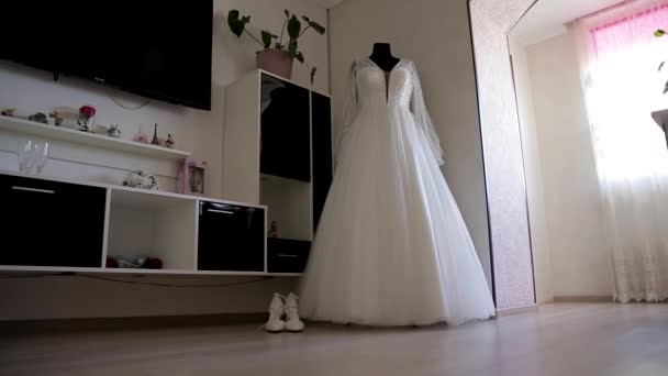 Das Brautkleid Hängt Einer Schaufensterpuppe Hotelzimmer Full — Stockvideo