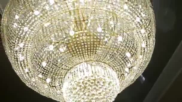 Svatební Obřad Před Restaurací Klasická Křišťálová Lampa Elektrická Elegantní Dekorace — Stock video