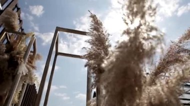 Düğün hazırlıkları. Restoranın dışında düğün töreni. Tam HD.