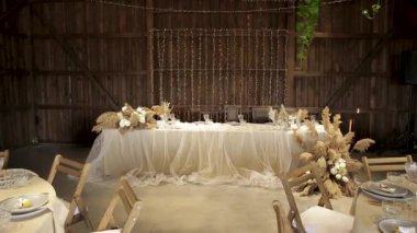 Düğün hazırlıkları. Düğün töreni restoranın içinde. Tam HD.