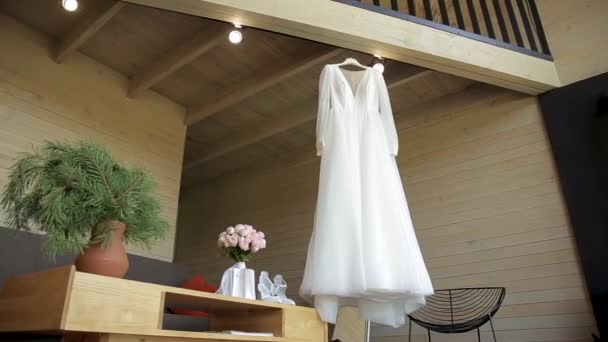 Sukienka Ślubna Wisząca Drewnianych Schodach Dwupiętrowego Domu Full — Wideo stockowe