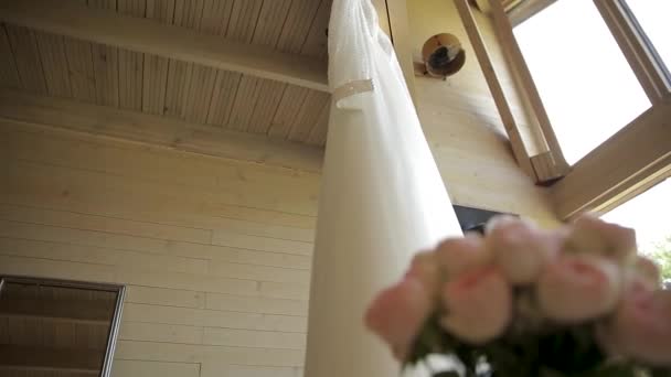 婚纱挂在一栋两层房子的木制楼梯上 全高清 — 图库视频影像
