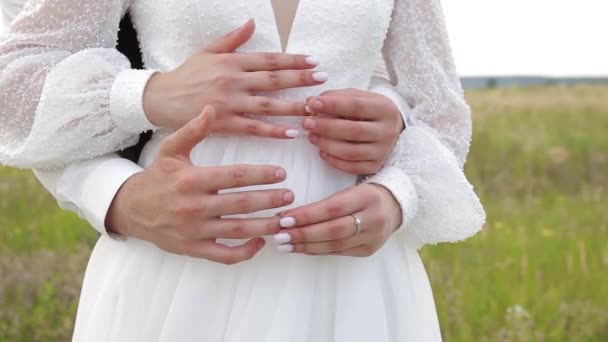 Noiva Noivo Abraça Uns Aos Outros Anéis Casamento Full — Vídeo de Stock