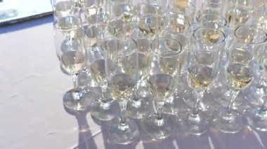 Bir sürü boş şarap kadehi. Şarap kadehinden bir düğün. Restoranda, kafede ya da barda bir masaya yerleştirilmiş boş bardaklar. Doğum günü, düğün ya da herhangi bir kutlama günü için hazırlık..