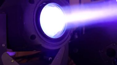 Profesyonel LED spot hareket ediyor. Seçici odaklanma. 4K