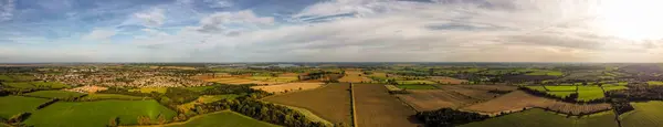 Tarlaları ve çayırları olan bir köyün panoramik hava manzarası