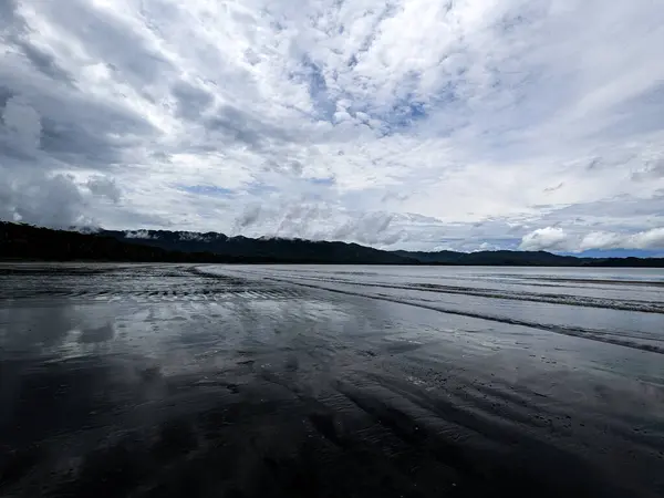 Deniz kıyısında bulutlu bir gökyüzü