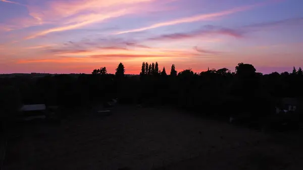 İngiltere 'de bir çiftliğin üzerinde güzel bir gün batımı