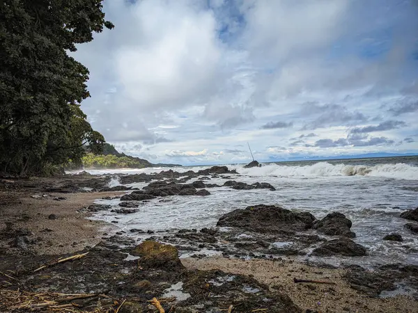 Bir sürü dalgası ve fırtınası olan güzel bir deniz manzarası