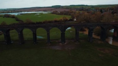 Harringworth, İngiltere 'deki kırsal nehir üzerindeki demiryolu köprüsünün havadan görüntüsü.