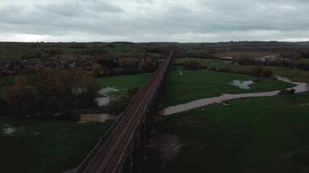 Εναέρια Άποψη Της Σιδηροδρομικής Γέφυρας Πάνω Από Τον Ποταμό Ύπαιθρο — Αρχείο Βίντεο