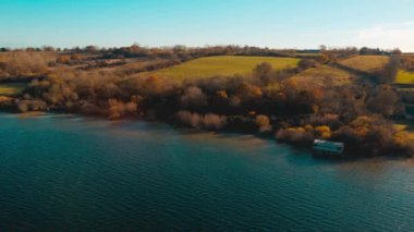 Rutland Gölü üzerinde uçan 4k hava manzaralı su, İngiltere