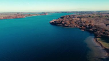 Dinyeper 'da sonbahar manzarası. Hava aracı görüntüsü. Rutland Gölü üzerinde uçan 4k, İngiltere