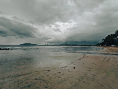 Bulutlu gökyüzü ile güzel tropikal bir manzara