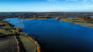 Göl ve nehrin insansız hava aracı görüntüsü, İngiltere