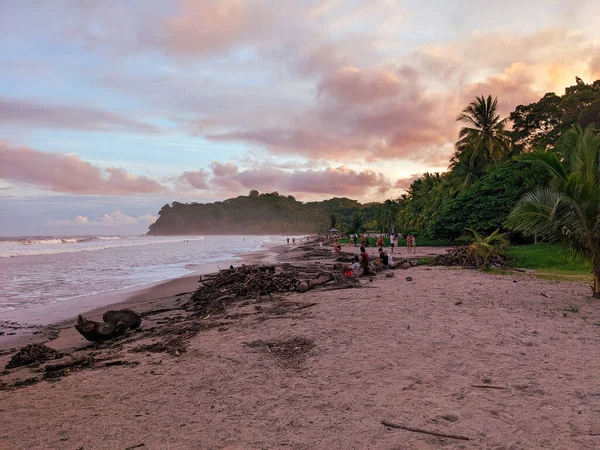 Costa rica plajında gün batımı.