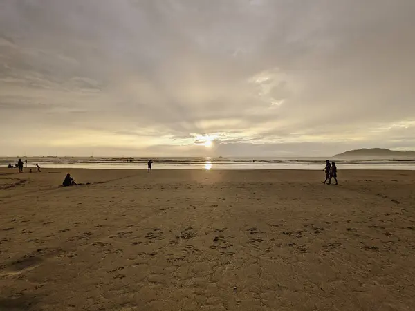 Gün batımında kumsal manzarası