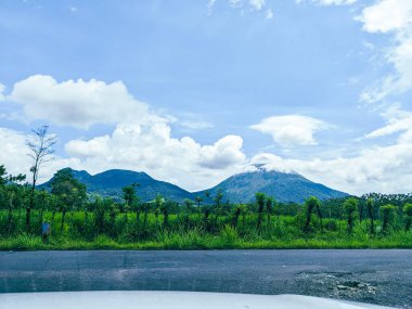 Arenal Volkanı, La Fortuna, Kosta Rika. La Fortuna, Kosta Rika 'daki zirveyi çevreleyen bulutlu Arenal Volkanı. Yeşil yapraklar ve tropikal ormanlar.