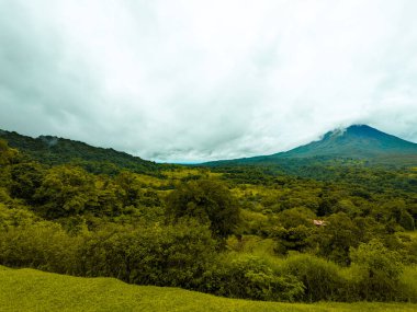 Dağlardaki volkan manzarası