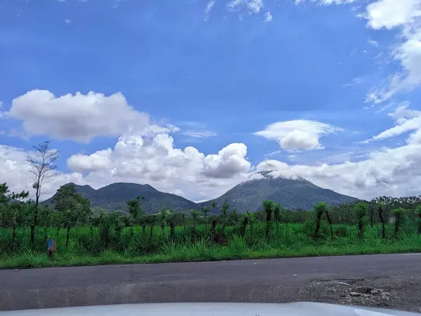 Arenal Volkanı, La Fortuna, Kosta Rika. La Fortuna, Kosta Rika 'daki zirveyi çevreleyen bulutlu Arenal Volkanı. Yeşil yapraklar ve tropikal ormanlar.
