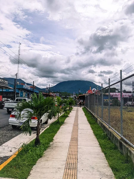 Arenal Volkanı, La Fortuna, Kosta Rika. La Fortuna, Kosta Rika 'daki zirveyi çevreleyen bulutlu Arenal Volkanı. Yeşil yapraklar ve tropikal ormanlar.