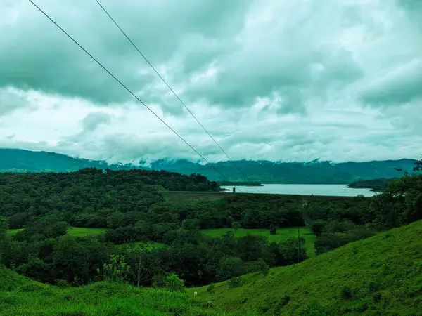 Dağlardaki nehir manzarası