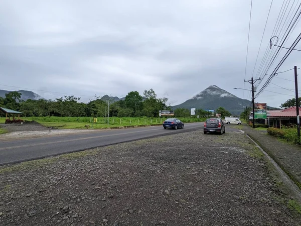 Arenal Volkanı, La Fortuna, Kosta Rika. La Fortuna, Kosta Rika 'daki zirveyi çevreleyen bulutlu Arenal Volkanı. Yeşil yapraklar ve tropikal ormanlar.