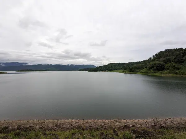 Arkasında bir göl olan güzel bir manzara.