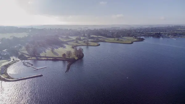 .Rutland İngiltere 'deki Rutland Su rezervuarının havadan görüntüsü. Mavi suları ve Normanton Kilisesi yerinde ve İngiltere' de kışın limandan denize açılan yatları var..