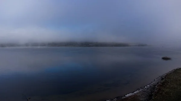 Rutland Su Gölü rezervuarının kışın havadan görünüşü soğuk, soğuk, soğuk ve sisli havalarda. Ürkütücü bir his. İngiltere.