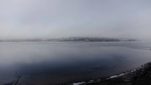 Rutland Su Gölü rezervuarının kışın havadan görünüşü soğuk, soğuk, soğuk ve sisli havalarda. Ürkütücü bir his. İngiltere.