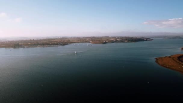 Vista Aérea Arriba Hacia Abajo Paralaje Rutland Embalse Agua Rutland — Vídeos de Stock