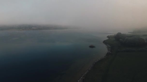 Widok Powietrza Góry Dół Paralaksa Mgły Mgły Nad Jeziorem Rutland — Wideo stockowe