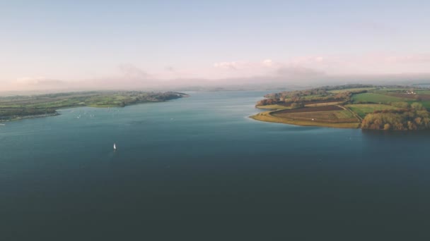 Aerial View Top Parallax Rutland Water Reserve Lake England Sailing — Αρχείο Βίντεο