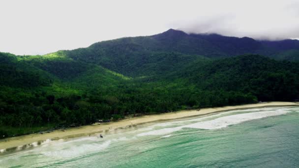 暴雨过后 菲律宾巴拉望4K Nagtabon海滩的空中景观 汹涌的云彩和海浪拍打着海滩 — 图库视频影像